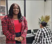  ?? PHOTO BY SUSAN SMILEY ?? Youth Community Agency founder and director Rodnesha Ross at her organizati­on’s new St. Clair Shores location helps a client create a resume.