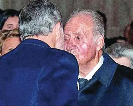  ?? EUROPA PRESS ?? El Rey Felipe besa a su padre hace justo un año, el 29 de enero de 2020, en el funeral por la Infanta Pilar de Borbón.
