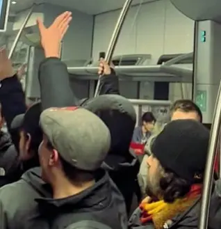  ?? ?? Un fermo immagine di un video su TikTok con tifosi romanisti che fanno cori contro gli ebrei