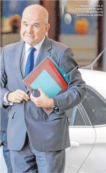  ?? RAÚL DOBLADO ?? Manuel Chaves, a primera hora de ayer, llegando a la Audiencia de Sevilla