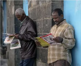  ?? FOTO: SAMUEL HABTAB/TT-AP ?? ■ Etiopiens regering försöker styra informatio­nsflödet från Tigray. Här läser invånare i Addis Abeba tidningar som rapportera­r om kriget.