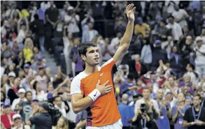  ?? Foto: dpa ?? Er konnte es selbst kaum fassen: Carlos Alcaraz ist die jüngste Nummer eins im Tennis.