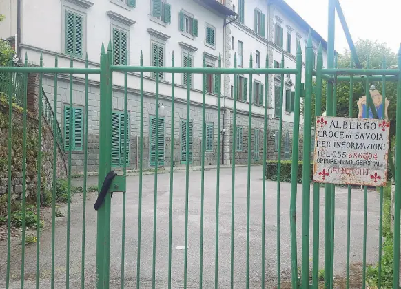  ??  ?? L’albergo Croce di Savoia di Saltino non riaprirà fino al primo giugno. Sotto, la catena all’inizio del sentiero da Vallombros­a a Secchieta: l’ingresso è «sconsiglia­to»