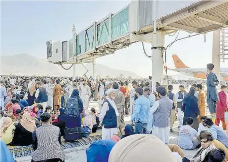  ?? AFP ?? Miles de afganos esperan en el aeropuerto de Kabul con la esperanza de poder salir de su país