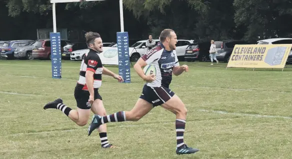  ?? ?? Scarboroug­h RUFC’s Tom Ratcliffe heads towards the line for the visitors in the loss at The Gannock against Malton & Norton PHOTOS BY PAUL TAIT