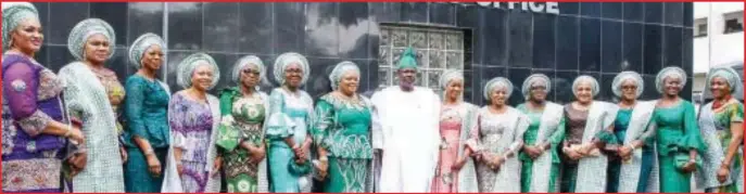  ??  ?? In a strong political statement, the Southern Governors’ Wives Forum met yesterday in Abeokuta, Ogun State. Photo shows the Ogun State Governor, Senator Ibikunle Amosun, in the midst of the southern governors’ wives, when they paid him a courtesy visit...