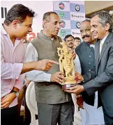  ?? —S. SURENDER REDDY ?? L&amp;T Group CFO R. Shankar Raman presents a memento to Governor E.S.L. Narasimhan as ministers K.T. Rama Rao and Nayani Narasimha Reddy look on.