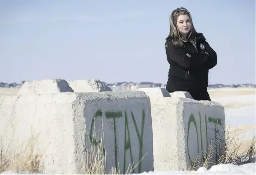  ?? Da vid Fuller for National Post ?? Laurie Chinn, a resident of West Lethbridge who lives near proposed oil-drilling projects, is one of the local activists
who are worried about the safety, smell, noise and transporta­tion issues involved with living next to a pumpjack.