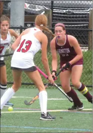  ?? ED MORLOCK — MEDIANEWS GROUP ?? Abington’s Maddie Slavin controls the ball while Upper Dublin’s Olivia Burke (13) and Ashley MacNeal (7) defend.