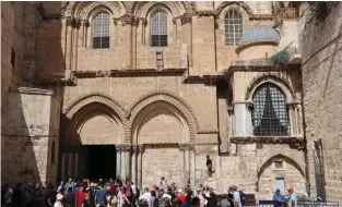  ?? (Yona Schnitzer/TPS) ?? TOURISTS VISIT the Church of the Holy Sepulchre in Jerusalem after a Coptic pastor was detained following clashes between residents and the Israel Antiquitie­s Authority yesterday.