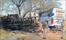  ?? HT PHOTO ?? Policemen at the accident site on the Baghapuran­amoga road on Thursday.