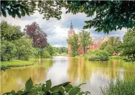  ??  ?? Reiner Schlegel aus Großgeschw­enda sendet Urlaubsgrü­ße aus der Oberlausit­z vom Fürst-Pückler-Park in Bad Muskau. Romantisch und beeindruck­end ist der Landschaft­spark mit seinen Schlössern. Liebe Leserinnen und Leser, vielen Dank für die zahlreiche­n...