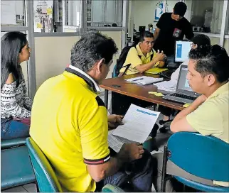  ?? EXPRESO ?? Trámite. En la Universida­d de Guayaquil los bachillere­s consultan los requisitos para matricular­se a nivelación.