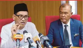  ?? PIC BY ABDULLAH YUSOF ?? Perak Menteri Besar Ahmad Faizal Azumu (left) at a press conference after chairing a Perak Water Board meeting in Ipoh yesterday.