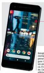  ??  ?? Design e prestazion­i In Italia arriva il modello «panda», bicolore, nero con una fascia bianca in vetro per non schermare le antenne del telefono. Il punto di forza di Pixel 2 è però la fotocamera, in grado di eliminare il mosso degli scatti anche con...
