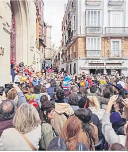  ?? MIGUEL GÓMEZ ?? Un agrupación callejera en la escalerill­a de Correos el pasado Carnaval.