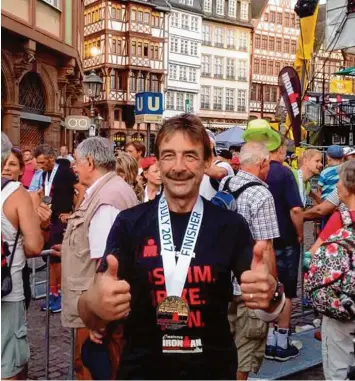  ??  ?? Wolfgang Geiger von der Triathlon Sparte des RSC Mering absolviert­e in Frankfurt einen Wettkampf über die Langstreck­e, die Ironman Distanz. Unser Bild zeigt ihn mit der Finisher Medaille.