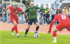  ?? FOTO: CHRISTIAN FLEMMING ?? Die SpVgg Lindau (Mi. Kapitän Zvonimir Drozdek) hat das Heimspiel gegen den SV Ettenkirch (v.li. Burhan Yazici und Darius-Cristian Dragan) knapp mit 1:2 verloren.