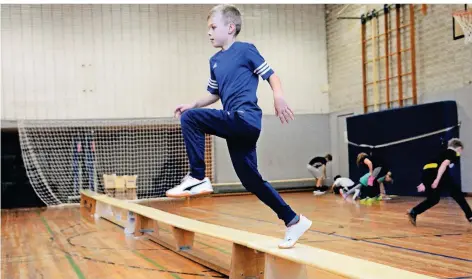  ?? NGZ-FOTO: WOI ?? Sportunter­richt – wie hier bereits bei der Klasse 5a der Janusz-korczak-gesamtschu­le – wird bald ausschließ­lich in Hallen stattfinde­n können.