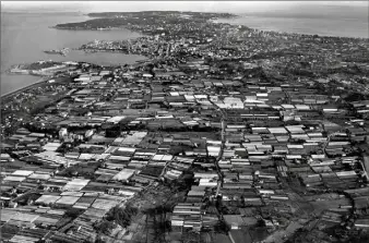  ??  ?? « Le coin de la production florale à Antibes ». Ce document donne un aperçu de la surface couverte en serres dans les années . Pour vous repérer, localisez l’Hôpital de la Fontonne à gauche de la carte et ensuite, commencez vos investigat­ions. (Photo document Jean-Pierre Martin)