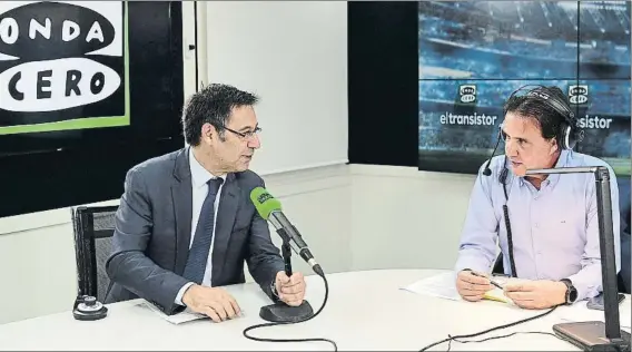  ?? FOTO: MANEL MONTILLA ?? Josep Maria Bartomeu, entrevista­do por José Ramón de la Morena, director de El Transistor de Onda Cero