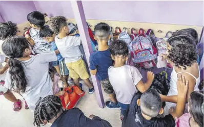  ?? Jordi Otix ?? Niños y niñas cuelgan sus carteras el primer día de clase, el pasado septiembre.