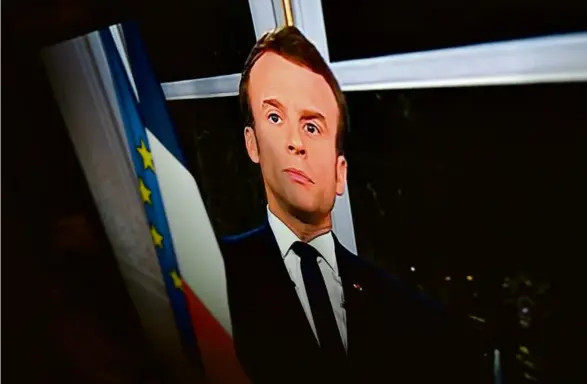  ??  ?? Lors de l’allocution d’Emmanuel Macron, au soir du 31 décembre.