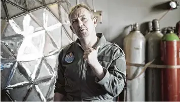  ??  ?? Dieses Bild zeigt den Erfinder Peter Madsen in einer Szene des Films „Amateurs in Space“. Mittlerwei­le steht Madsen bekanntlic­h unter Mordverdac­ht.