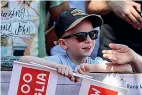  ?? ?? Pubblico Un bambino con le bandiere della Mille Miglia (LaPresse/Brescia)