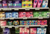  ??  ?? L’embarras du choix au rayon des protection­s périodique­s. Sauf pour les prix... (DR)