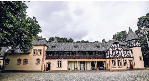  ?? RP-FOTO: ANDREAS BRETZ ?? Wohnen in romantisch­em Ambiente neben Schloss Eller: Die ehemaligen Remisen und Pferdestäl­le wurden in Mietwohnun­gen verwandelt.