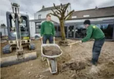  ?? FOTO DIRK VERTOMMEN ?? Gerben Goemans en Stef Robyns leggen een terras aan voor restaurant De Roos in Bonheiden.