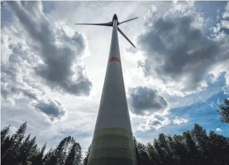  ?? FOTO: ARMIN WEIGEL/DPA ?? Noch hat Enercon den Genehmigun­gsantrag für den geplanten Windpark nicht gestellt. Weil die Firma den Weg des freiwillig­en öffentlich­en Verfahrens gewählt hat, dauert es länger als ursprüngli­ch geplant.