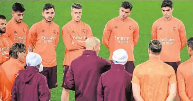  ?? AFP ?? Los jugadores del Madrid escuchan las instruccio­nes dadas por Zidane en el entrenamie­nto de ayer en el estadio del Atalanta