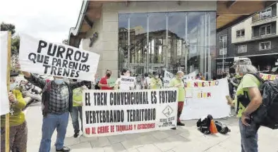  ?? ÁNGEL DE CASTRO ?? Manifestan­tes, ayer en Goya, con pancartas en contra de la «desmantela­ción» de los servicios ferroviari­os.