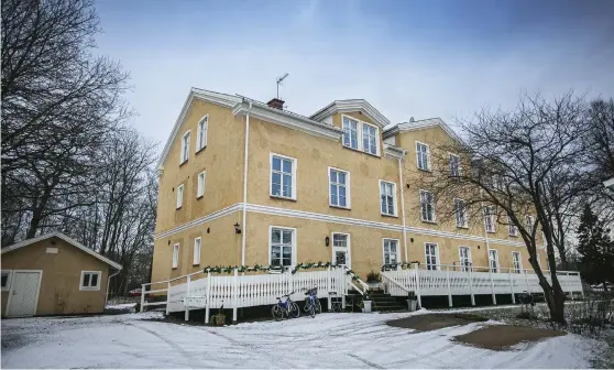  ?? Bild: ANDREAS OLSSON ?? BYGGNAD MED HISTORISKA ANOR. Den före detta fattiggård­en på Holmängen startades 1880 och är i dag bostäder.