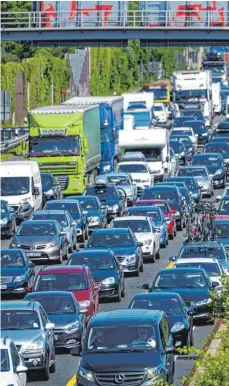  ?? FOTO: HENNING KAISER/DPA ?? Die App der Autobahn GmbH soll Autofahrer unter anderem vor Staus warnen – das können allerdings auch die Produkte anderer Anbieter.