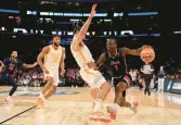  ?? ELSA/GETTY ?? Johnell Davis of Florida Atlantic drives to the basket against the Tennessee Volunteers.