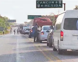  ?? RAFAEL MARTÍNEZ/CORRESPONS­AL la carretera en demanda de pago justo por sus tierras ?? Ejidatario­s bloquearon