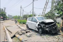  ?? PARVEEN KUMAR/HT PHOTO ?? The Hyundai car was stolen from Wazirabad and rammed into an electric pole. According to eyewitness­es, the thieves seemed to be injured when they left the spot.