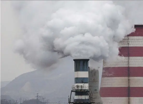  ?? KEVIN FRAYER/GETTY IMAGES FILES ?? Smoke billows from a steel factory in the industrial province of Hebei, China. China, the biggest consumer and producer of coal, is prioritizi­ng the transition to cleaner power by reducing use of the fuel. But it had to ease curbs on coal aftersome...