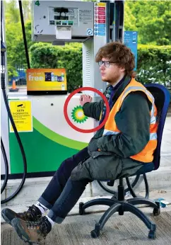  ?? ?? Sit-down protest: McGovern glued, circled, to a pump