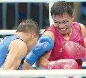  ?? JUN MENDOZA ?? The Phl’s Charly Suarez (right) slugs it out with Khir Akyazlan Azmi of Malaysia.