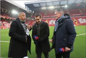  ?? FOTO: RITZAU SCANPIX ?? John Barnes ( tv.) i selskab med et par andre tidligere storspille­re. Det er Gary Neville i midten og Jamie Carragher til højre. Alle tre er i dag fodboldeks­perter.