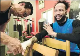  ?? FOTO: MONTILLA ?? El entrenador Emiliano aplicándol­e el vendaje a ‘Bebe’ antes del entrenamie­nto