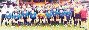  ??  ?? BADAK FC dari Kundasang (depan) bersama MDR FC Ranau bergambar kenangan bersama AJK Penganjur dan pegawai perlawanan sebelum aksi final. Badak FC menang penalti 3 - 2.