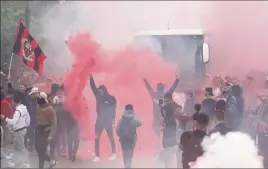  ?? ?? Les fumigènes ont précédé le passage du bus, hier après-midi devant le centre d’entraîneme­nt.