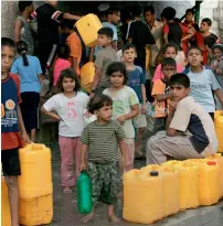  ?? AFP file ?? THE LINE WILL ONLY GET LONGER: Palestinia­n children wait to fill clean water from stand-pipes in Khan Yunis, Gaza Strip. —