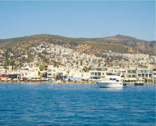  ??  ?? TOP Bodrum’s bustling beachfront LEFT Enjoying the seclusion at Çökertme ABOVE Sleepy restaurant­s line Çökertme’s shoreline