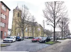  ??  ?? Parkende Autos dominieren heute das Umfeld der Kirche.